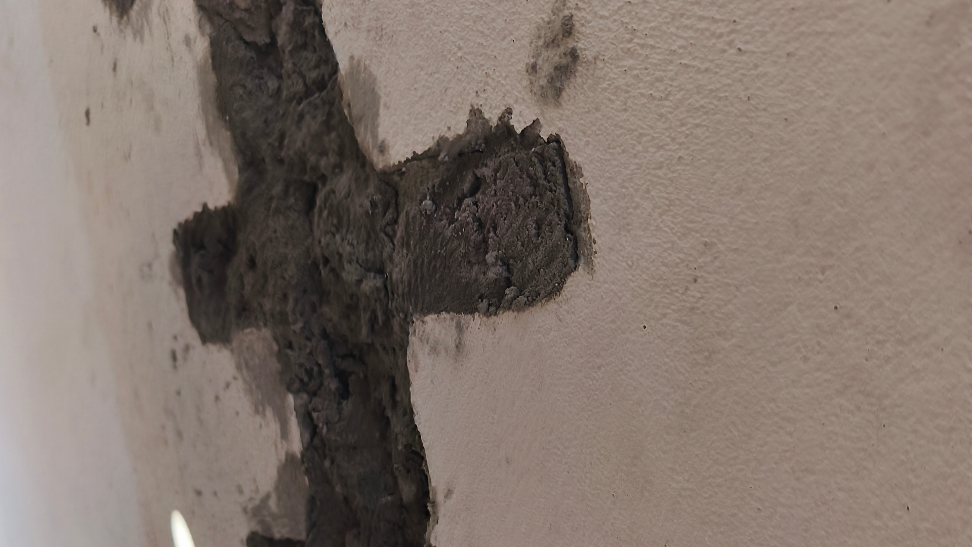 Détail de murs endommagés montrant des réparations incomplètes à Nantes, AUSCULTATION DE L'EXISTANT