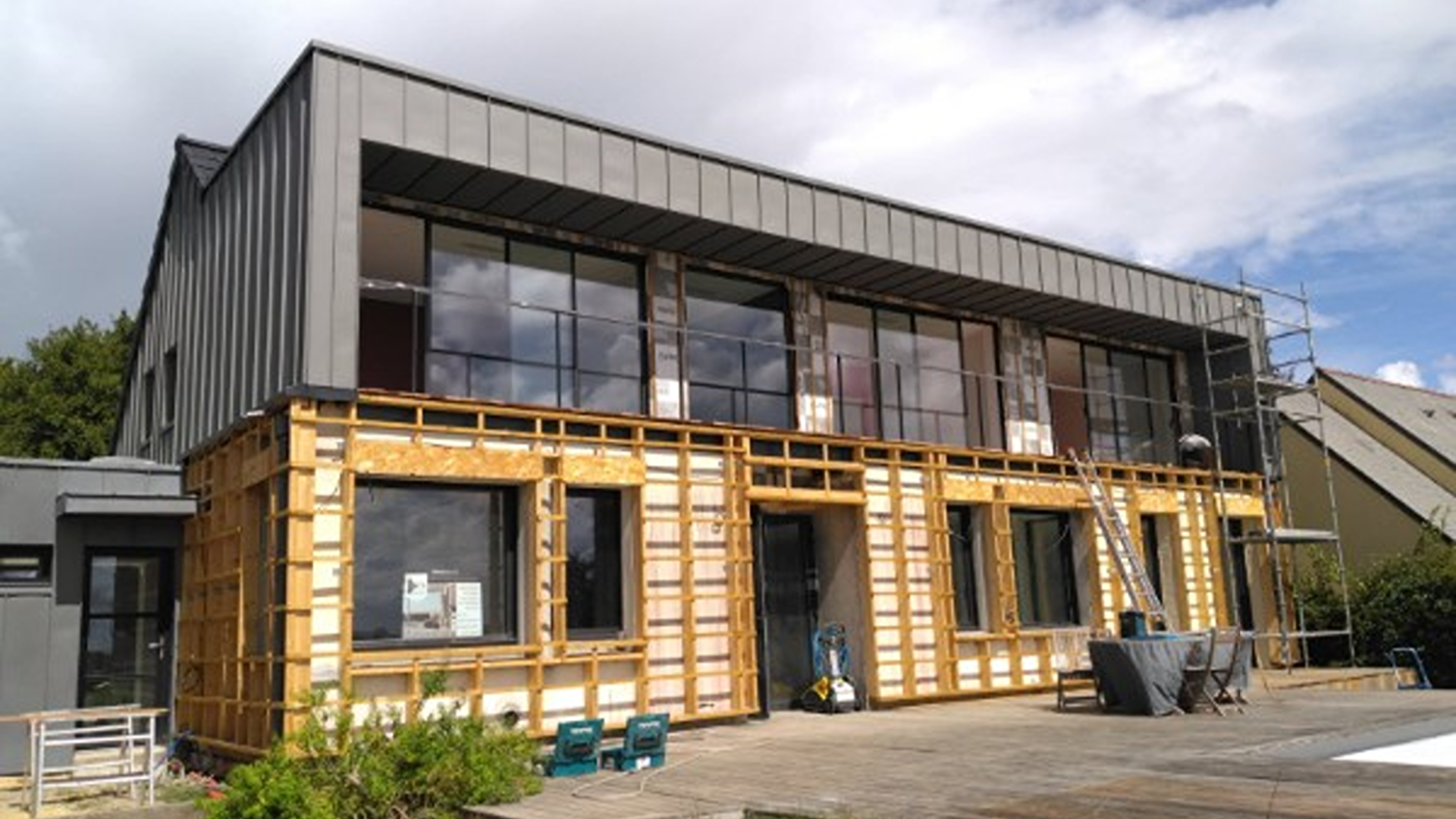 Bâtiment en cours de réhabilitation à Nantes, AUSCULTATION DE L'EXISTANT, montrant une structure en bois sur la façade