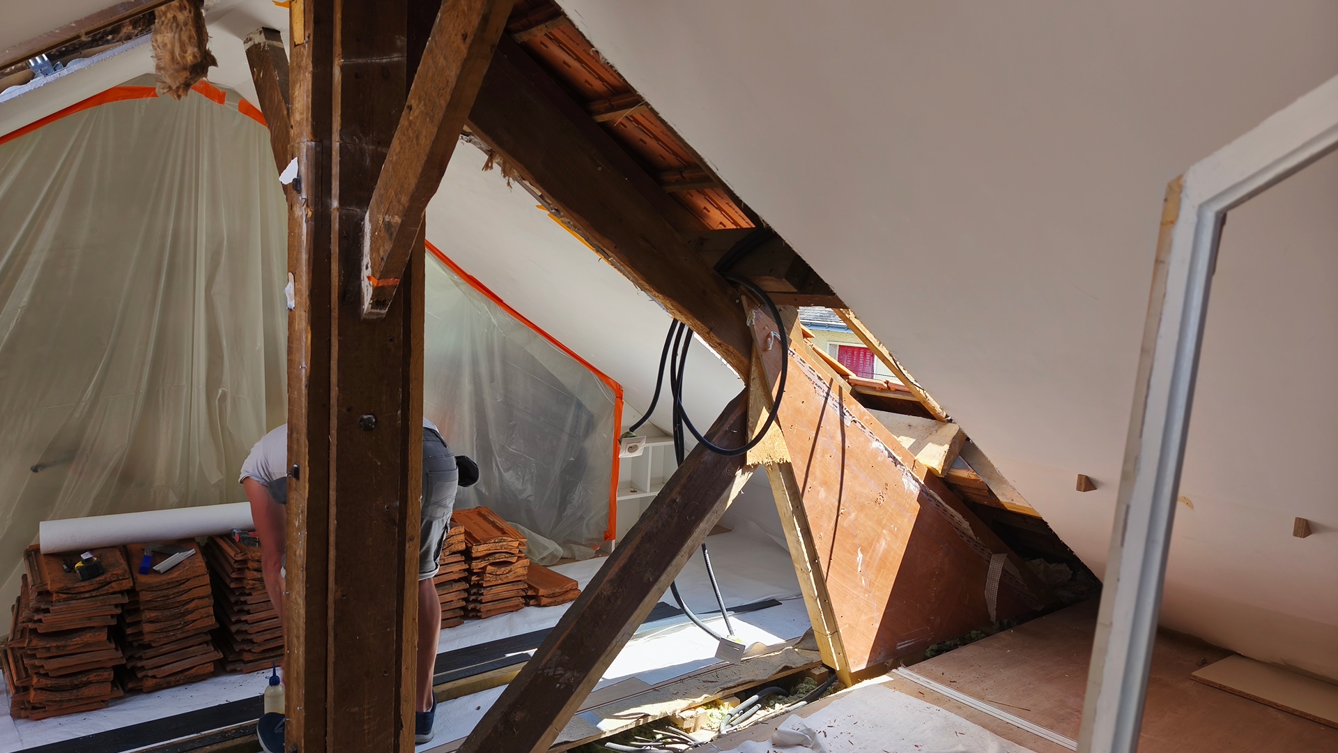 Intérieur d'un chantier à Nantes avec des travaux d'auscultation en cours, visible une charpente bois et des matériaux de construction.