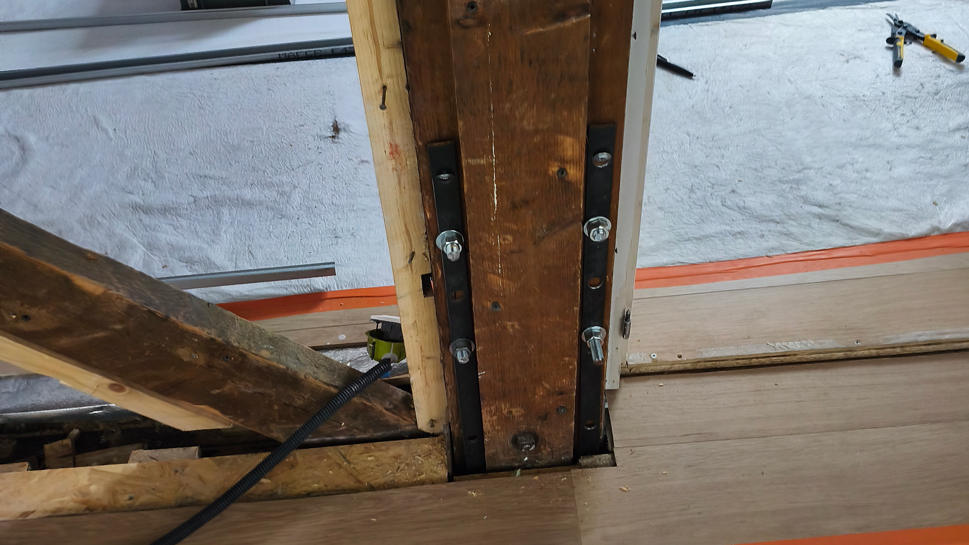 Vue détaillée d'une structure en bois avec des éléments de renforcement métallique, contexte AUSCULTATION DE L'EXISTANT, Nantes.